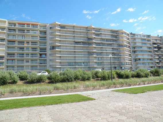  grands immeubles avec balcons
